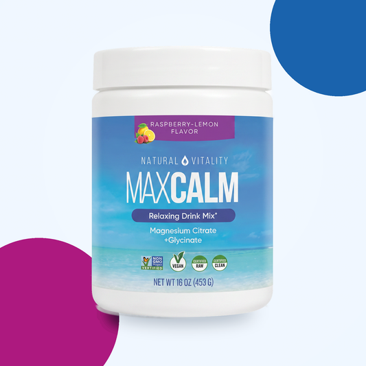 Frasco de Natural Vitality MAXCALM sabor frambuesa-limón de 453 g sobre fondo azul claro