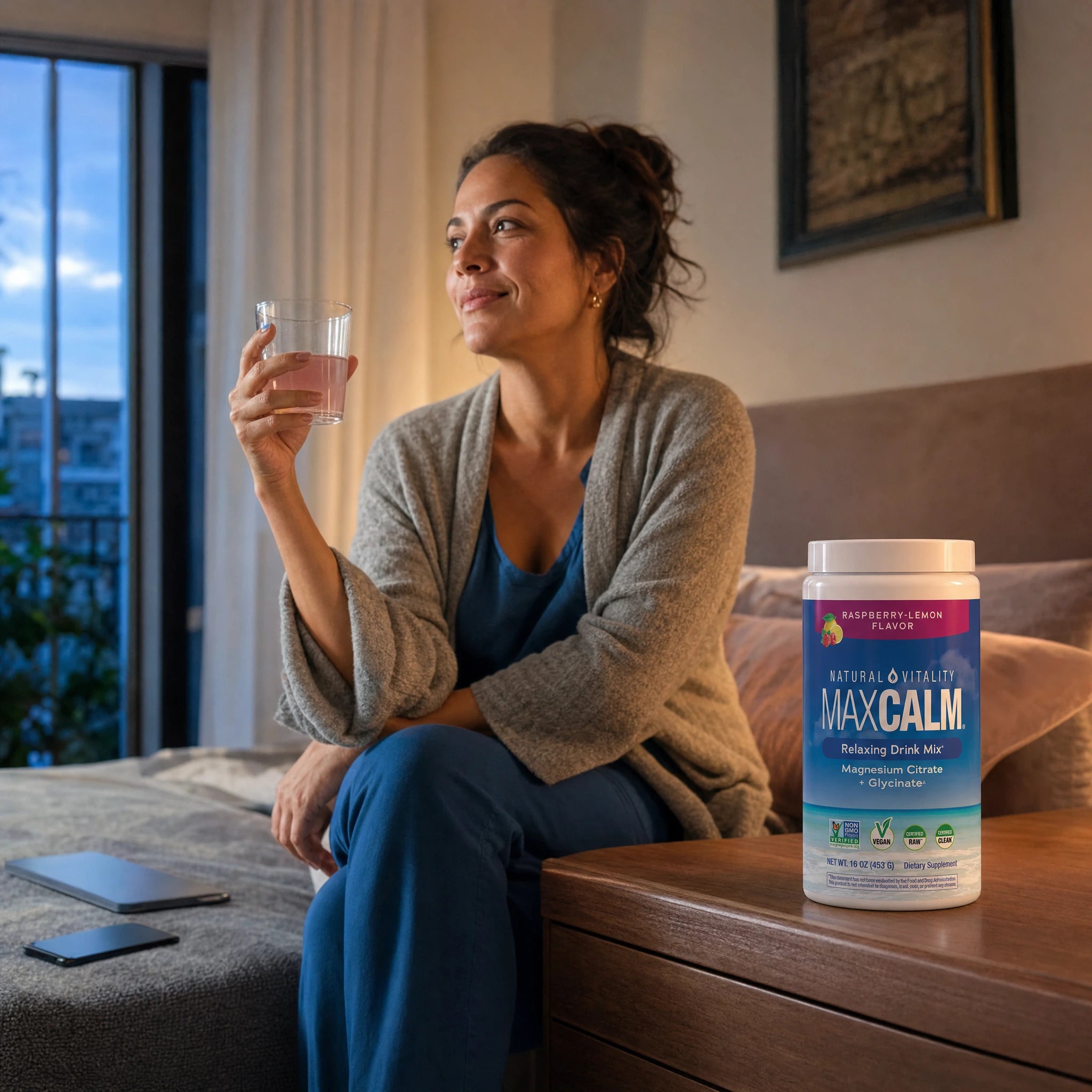 Mujer relajándose al final del día con MAXCALM apoyado naturalmente sobre el nochero