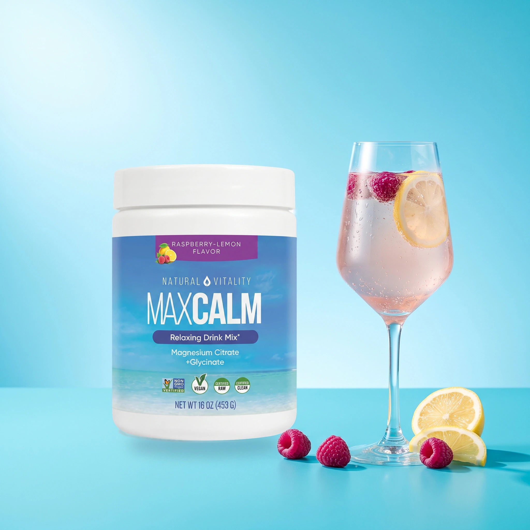 MAXCALM frambuesa-limón con vaso preparado en una composición editorial azul