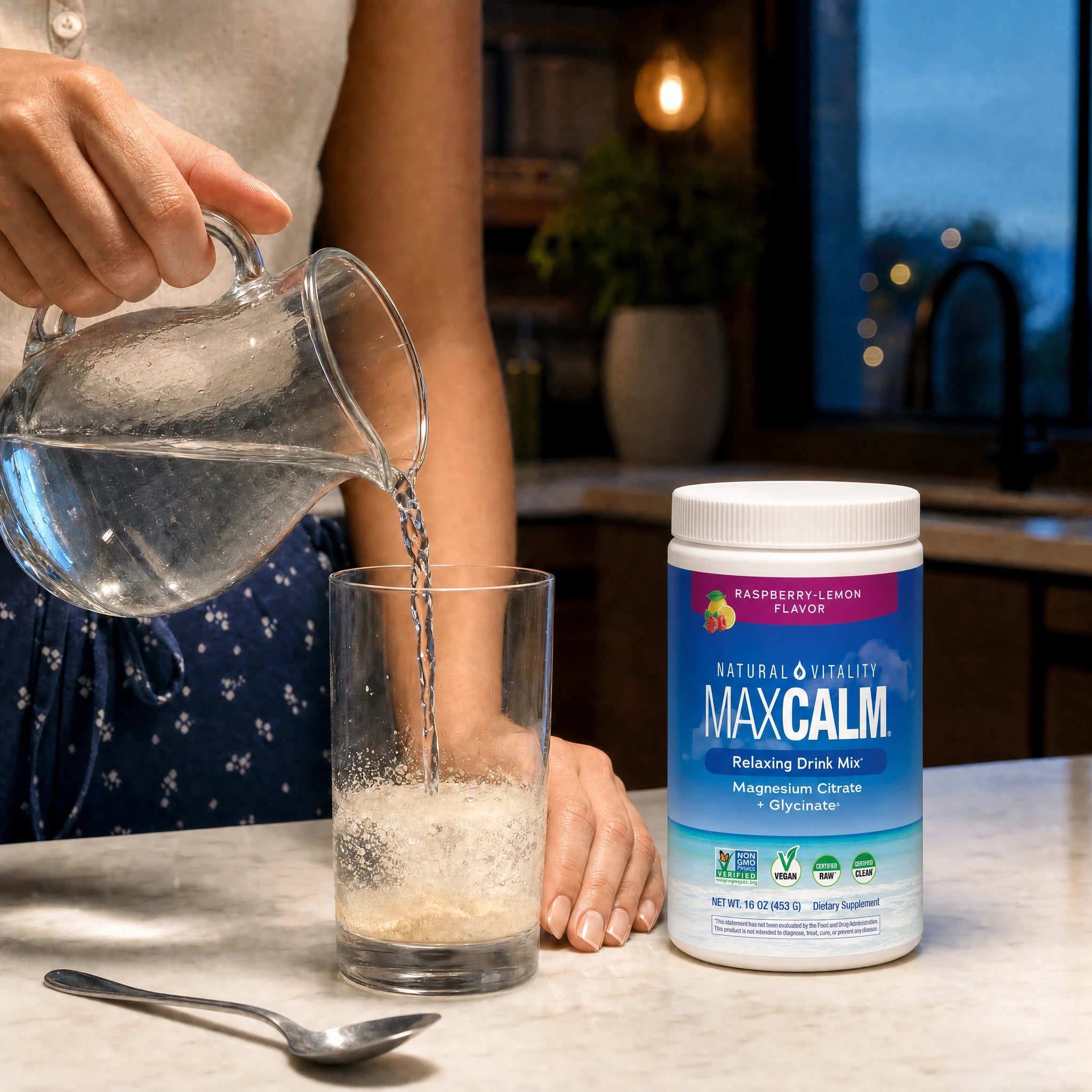Preparación de MAXCALM con agua y efervescencia visible en un vaso