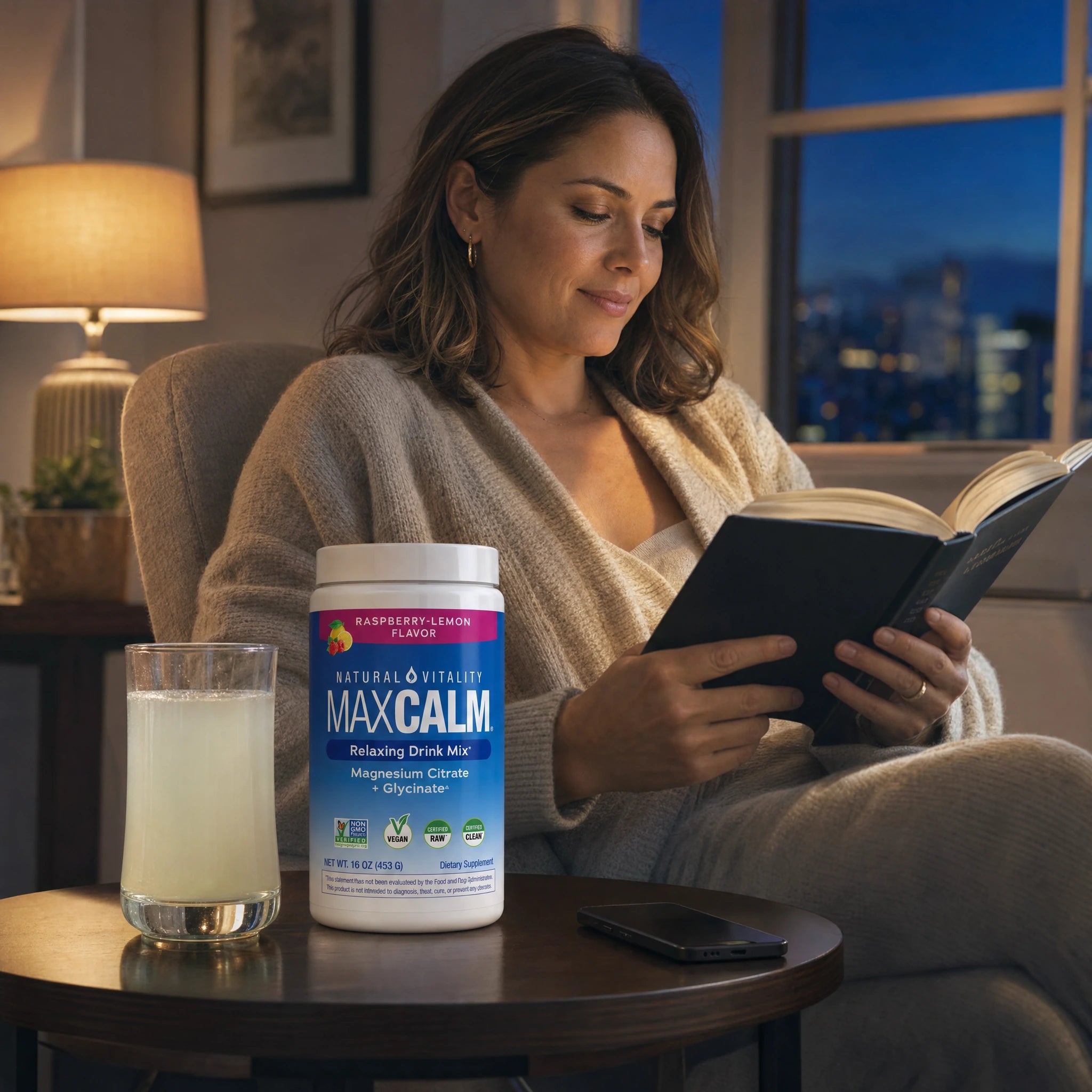 Mujer leyendo durante su rutina tranquila de la noche junto a un vaso y MAXCALM